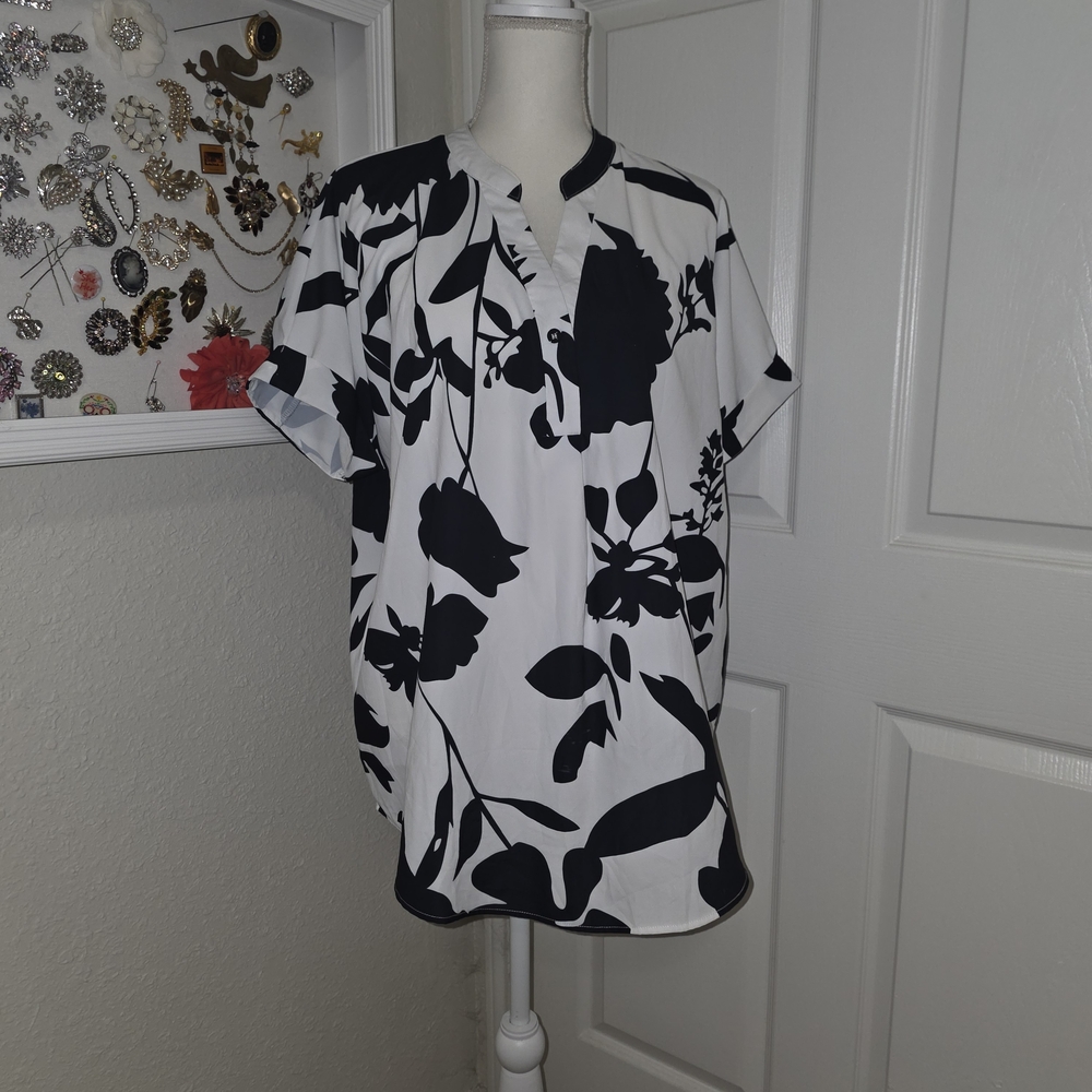 Black & White Floral Split-Neck Women’s Top